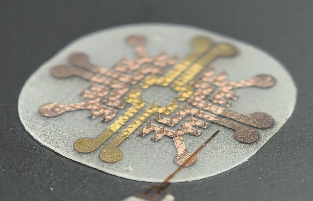 高精度生物传感器产品展示，精密电子元件特写，医疗检测设备传感器模块